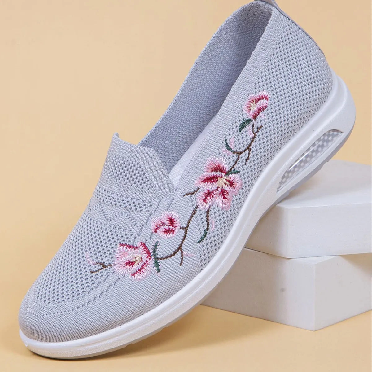 Women's breathable cloth shoes with flat heel, round toe, fabric upper, and elastic band in multiple colours