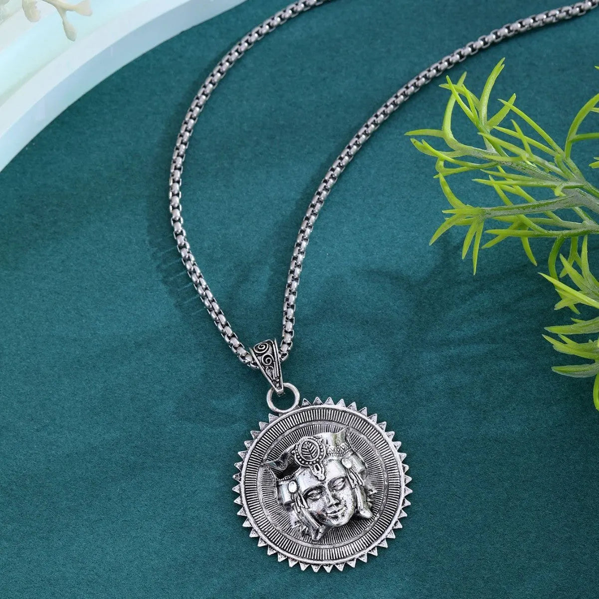Silver metal head pendant sweater chain necklace for men, 55cm length