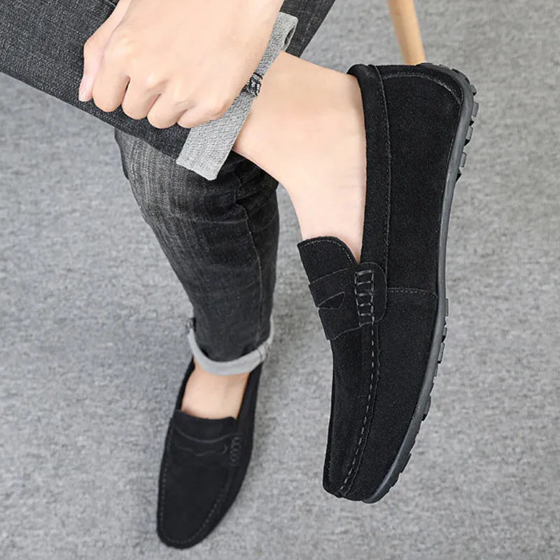 Men's solid colour suede loafers with round toe and flat rubber sole