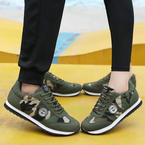 Camouflage pattern suede running shoes with mesh lining and foam sole