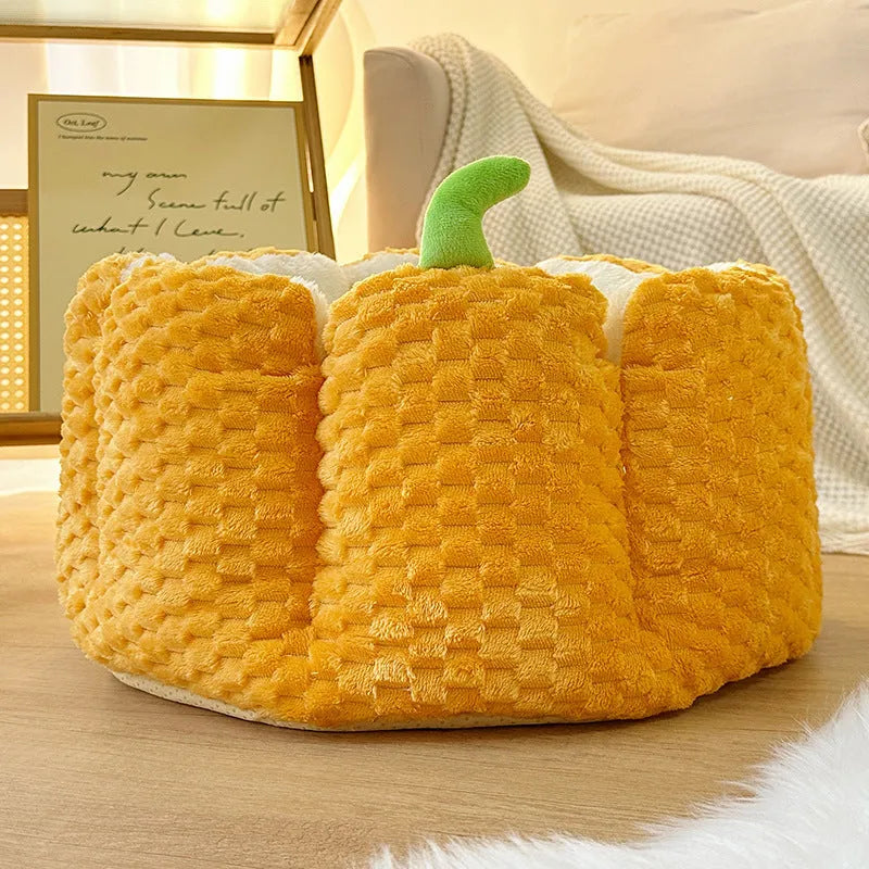 Pumpkin-shaped pet nest with raised rim, warm cat bed for Halloween and autumn, sizes S and M.