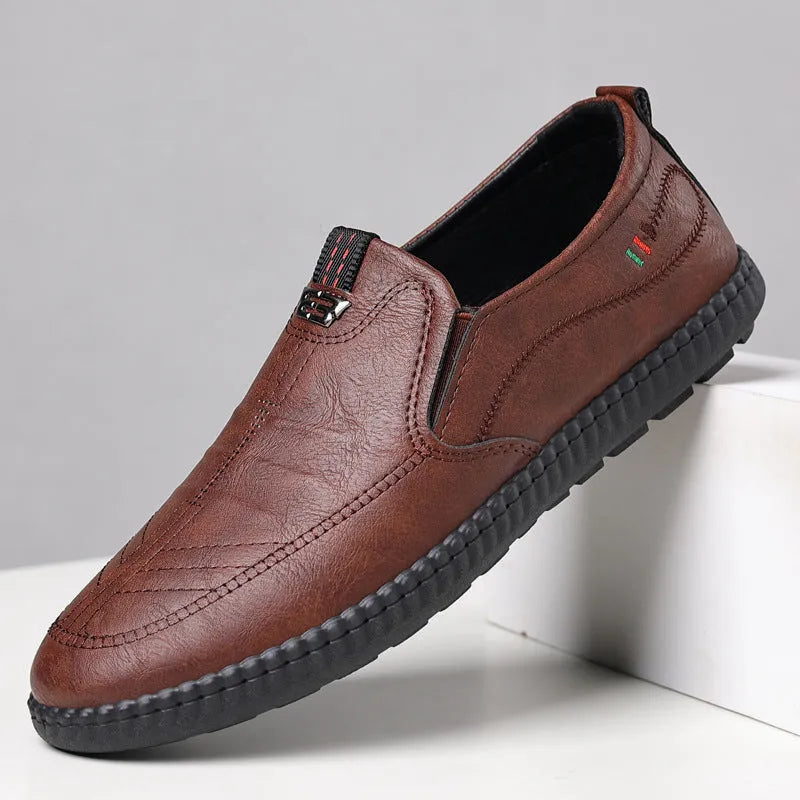 Men's casual solid colour low top leather shoes with round toe, available in black and brown sizes 39-44