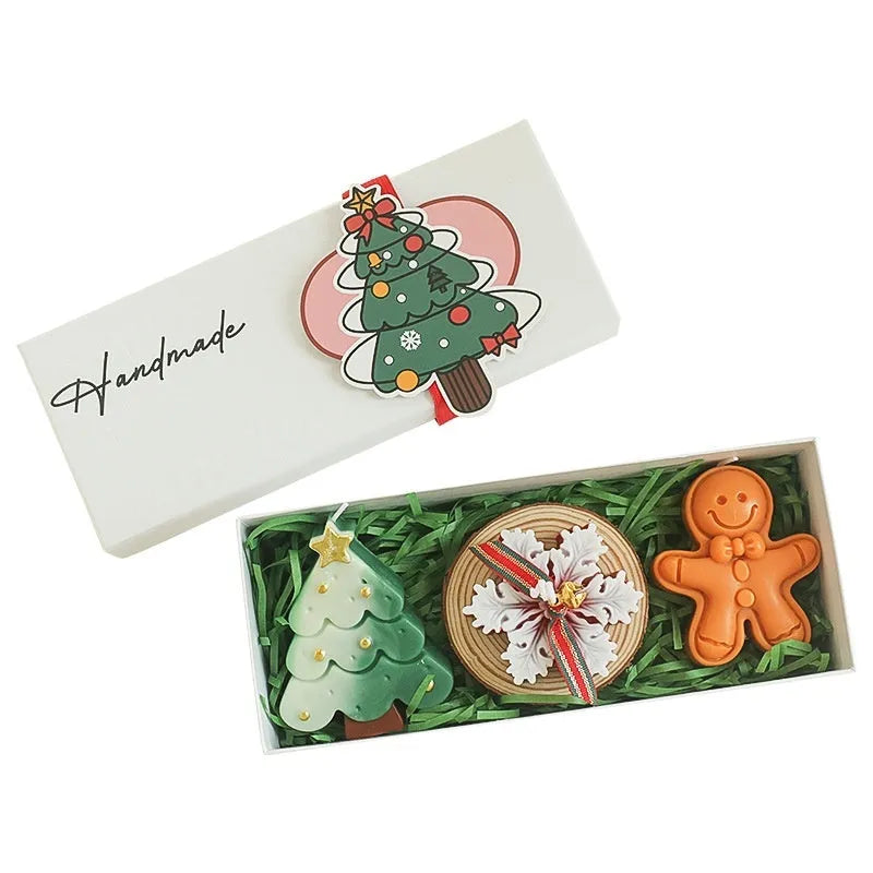 Christmas scented candle in soy wax gift box with wood pad and Christmas tree shape