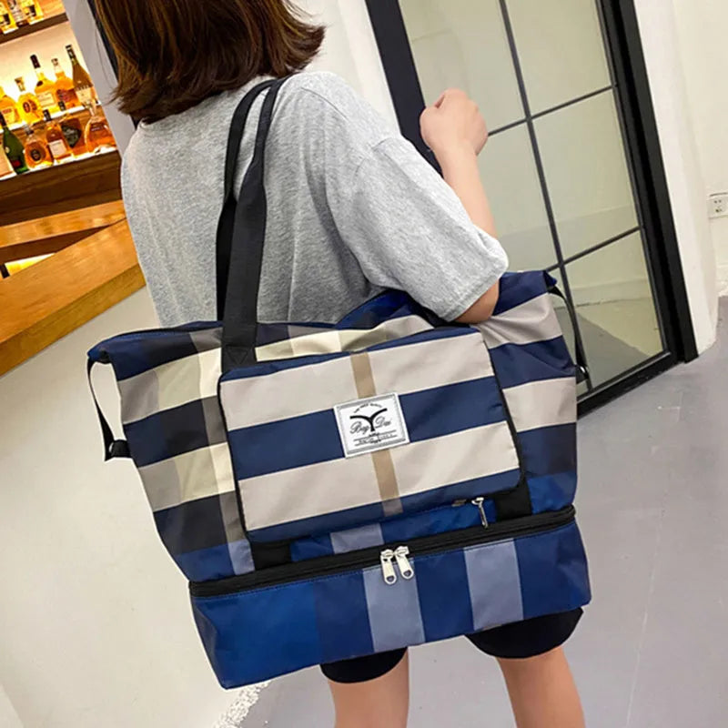 Foldable travel duffel bag in black, dark blue or wine red with 20-35L capacity and dry wet separation