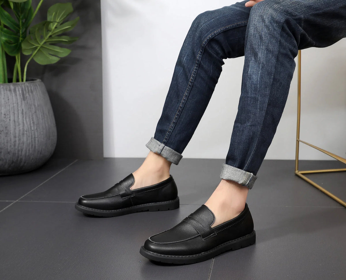 Men's black slip-on shoes with tassel, microfiber upper, and rubber sole in Korean retro style