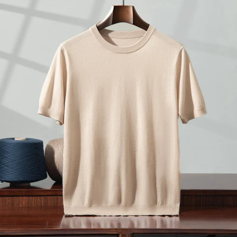 Men's loose fit knitted short sleeve T-shirt in thin fabric showing round neck design