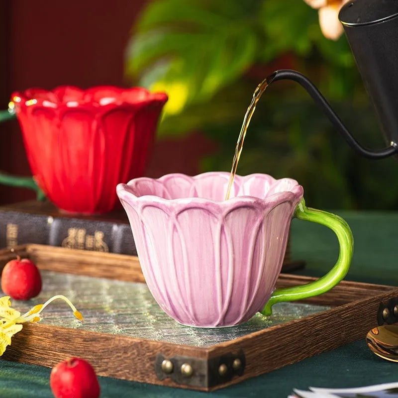 Ceramic breakfast cup with floral pattern, 500ml capacity, in red or purple.