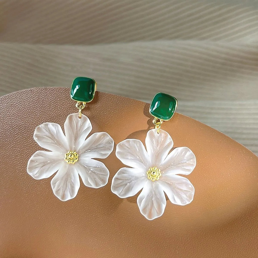 Dark green sterling silver needle flowers sweet earrings with detailed floral design