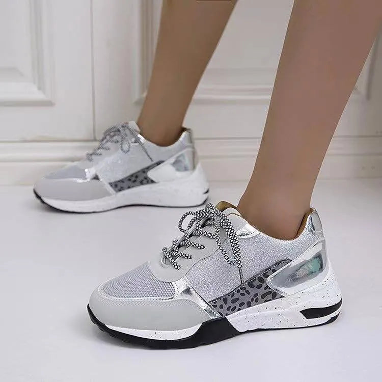 Women's lace-up wedge flat sneakers with 3-5cm muffin heel, round toe, artificial PU upper, rubber sole, beige or grey
