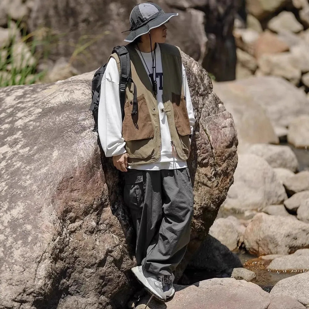 Retro multi-pocket vest for men in khaki with zipper and straight hem sleeveless cardigan style