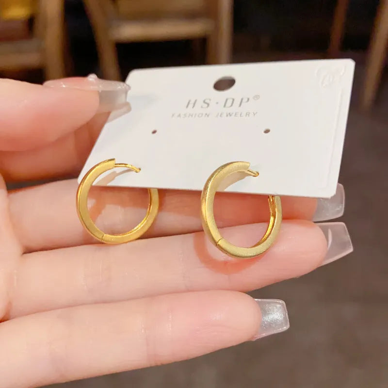 Women's geometry ear clip with round eyelet design in gold plating