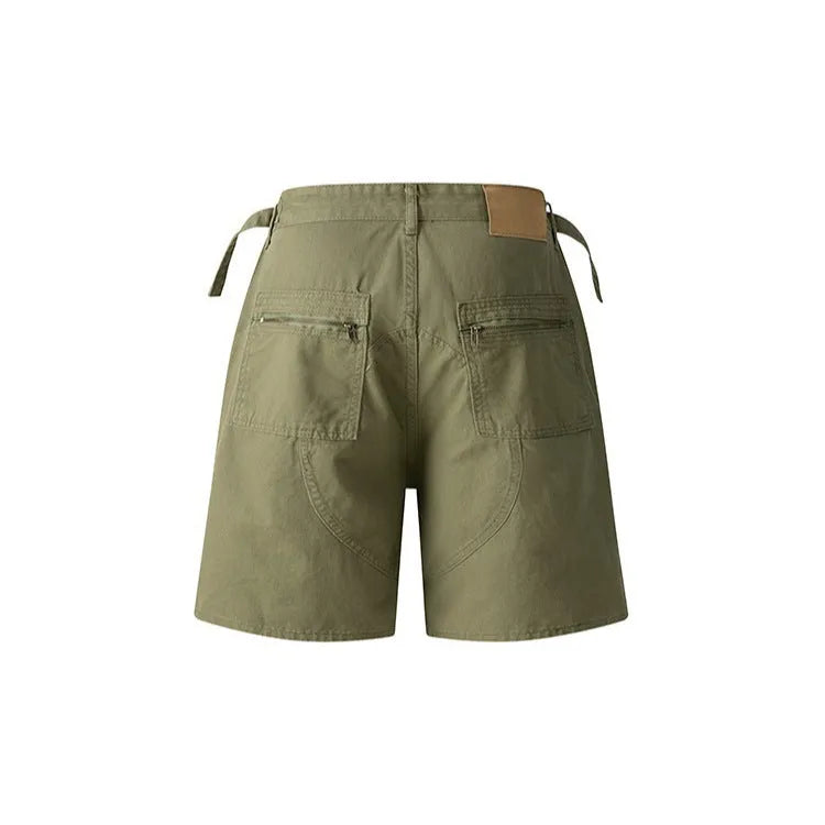 Retro loose-fit workwear shorts for men and women in washed cotton fabric with a zipper closure.