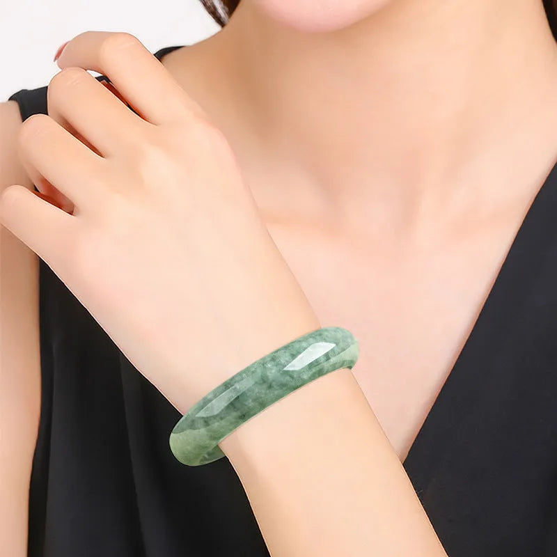 Natural emerald bean green simple beaded bracelet for women on a gift box.