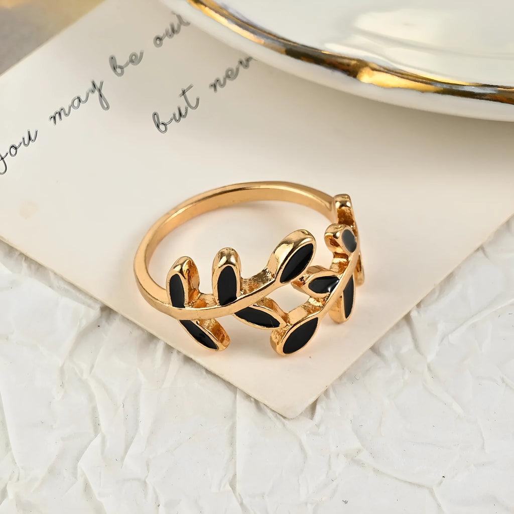 Gold-coloured acrylic ring with a floral shape and leaf geometric design details.