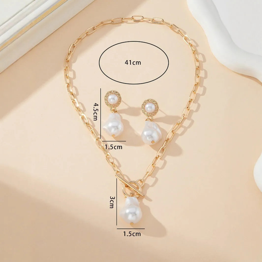 Retro baroque style necklace and earring set with pearls in antique gold colour