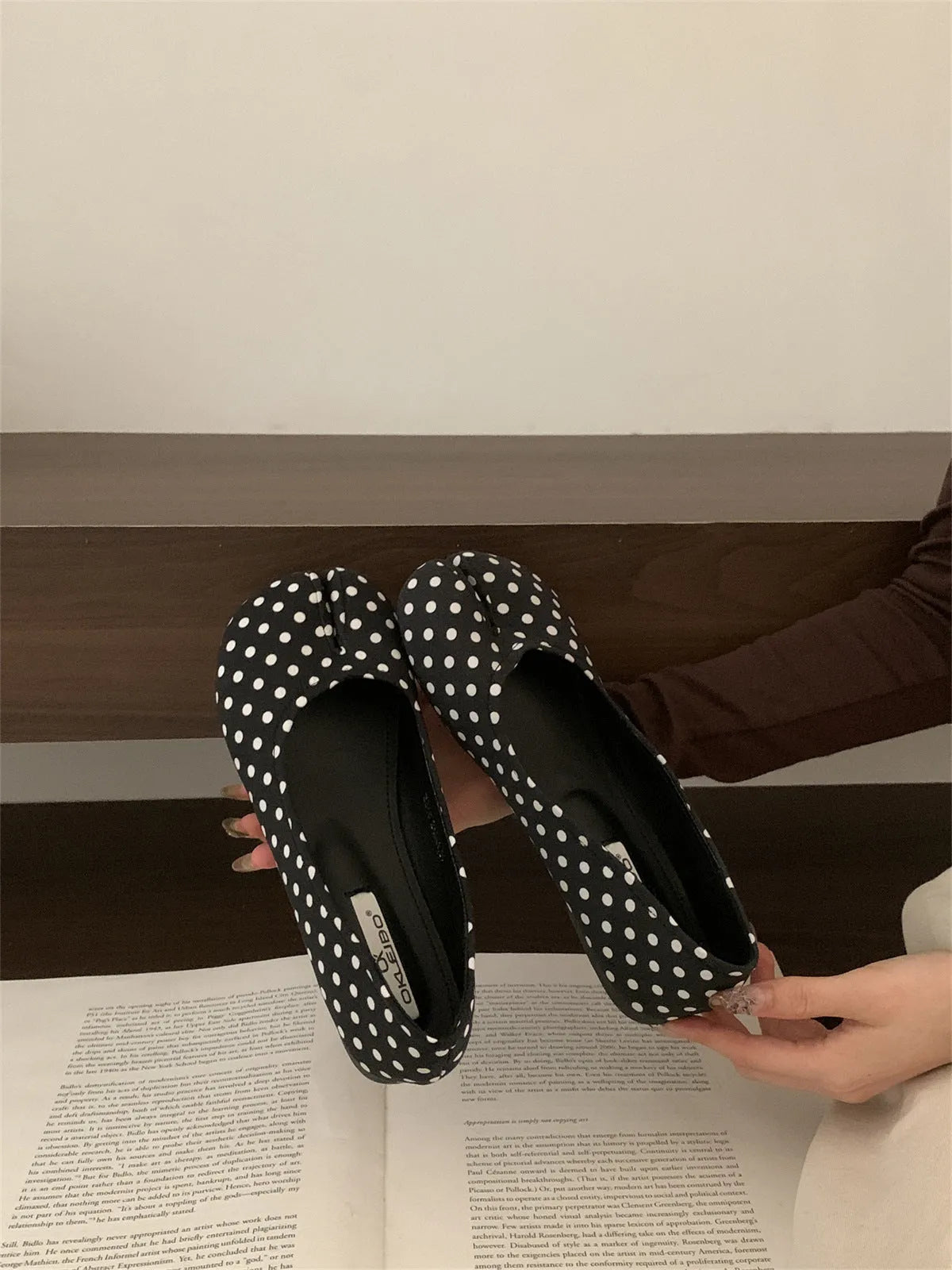 Women's horseshoe split toe Mary Jane shoes in black with mid heel and soft bottom