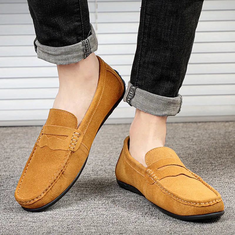 Men's solid colour suede loafers with round toe and flat rubber sole