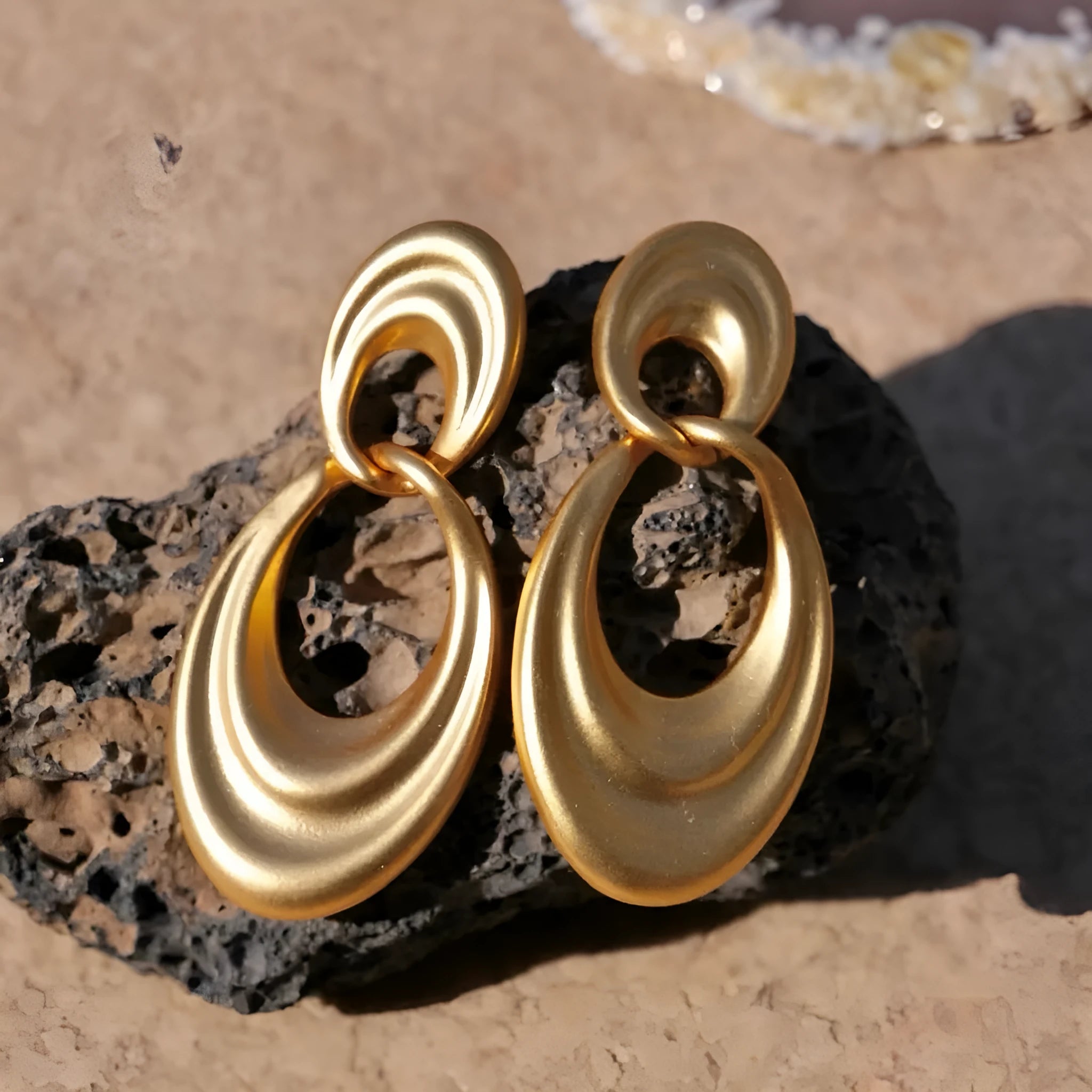 Quicksand colour double circle French retro earrings with U-shaped copper design