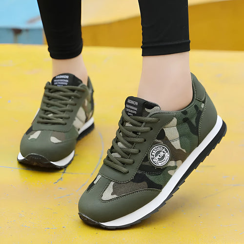 Camouflage pattern suede running shoes with mesh lining and foam sole