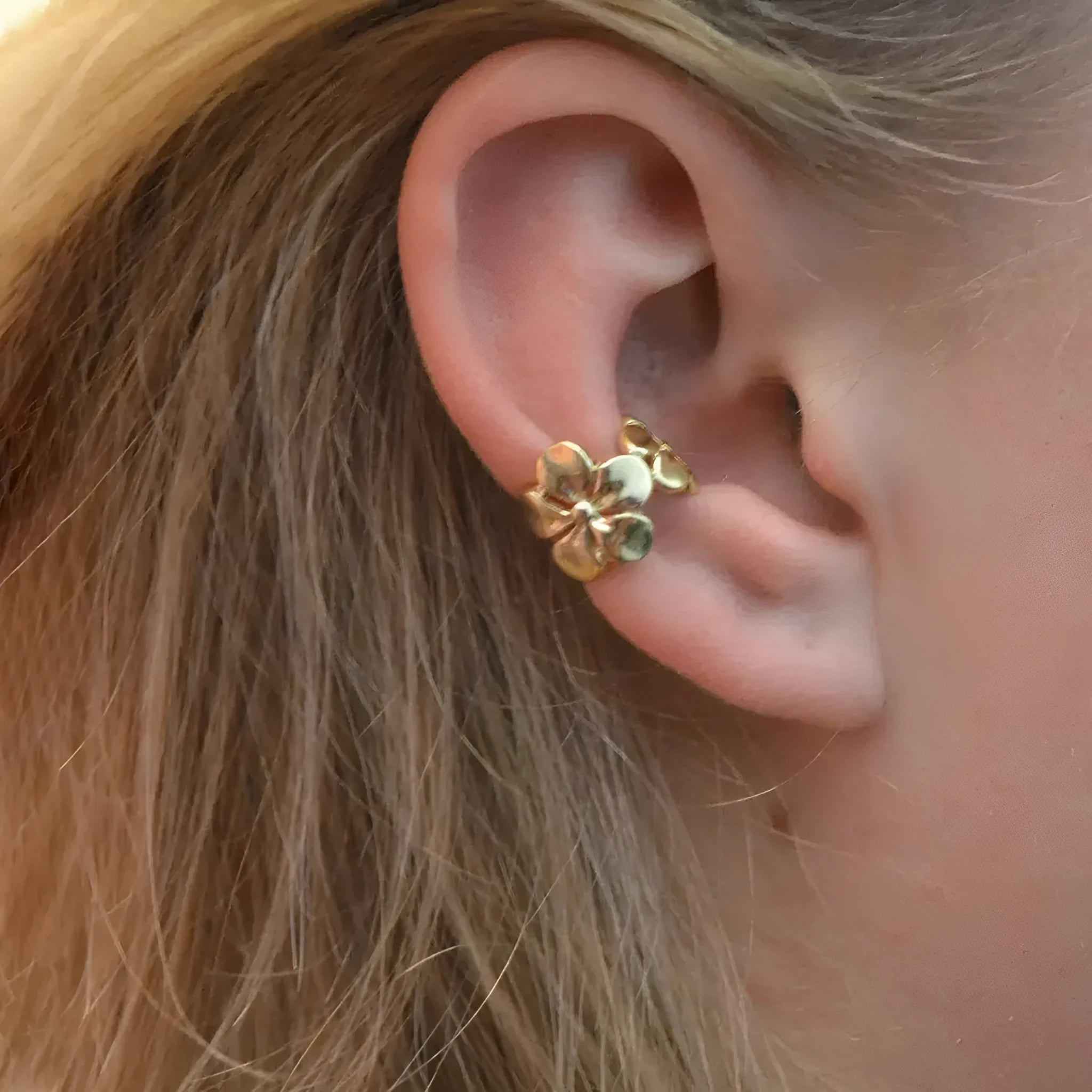 Gold-coloured alloy drop earrings with starfish and scallop designs for women.