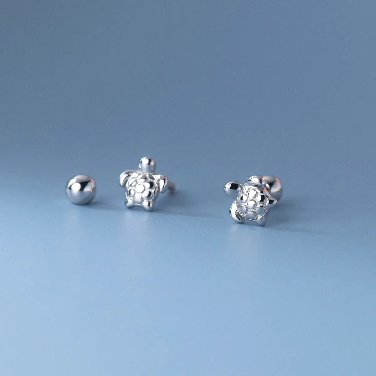 Small turtle animal thread earrings in 925 silver with gold or silver finish