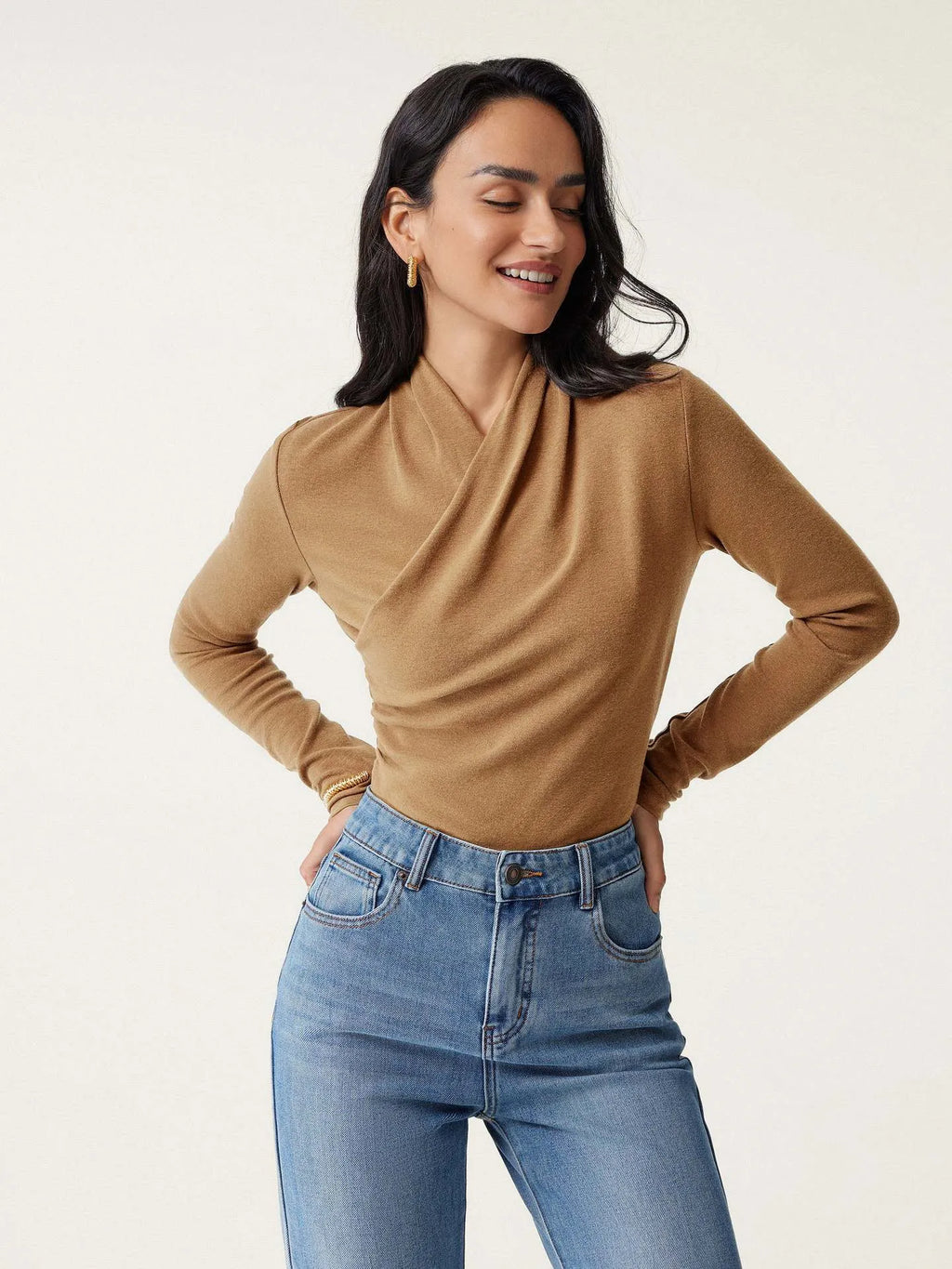 Camel-coloured women's slim-fit pullover sweater with long sleeves