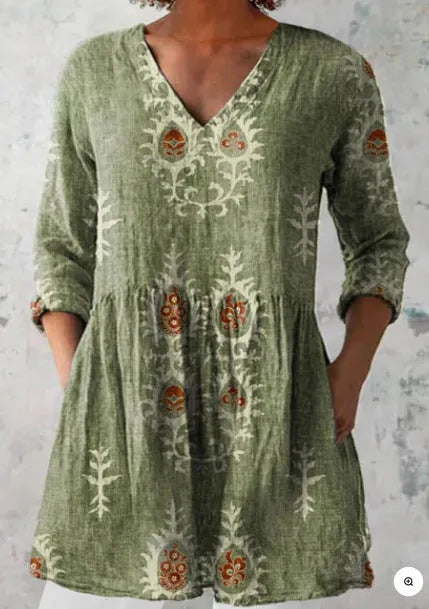 Women's loose wave-print dress with 3/4 sleeves and a wide waist in a polyester fabric.