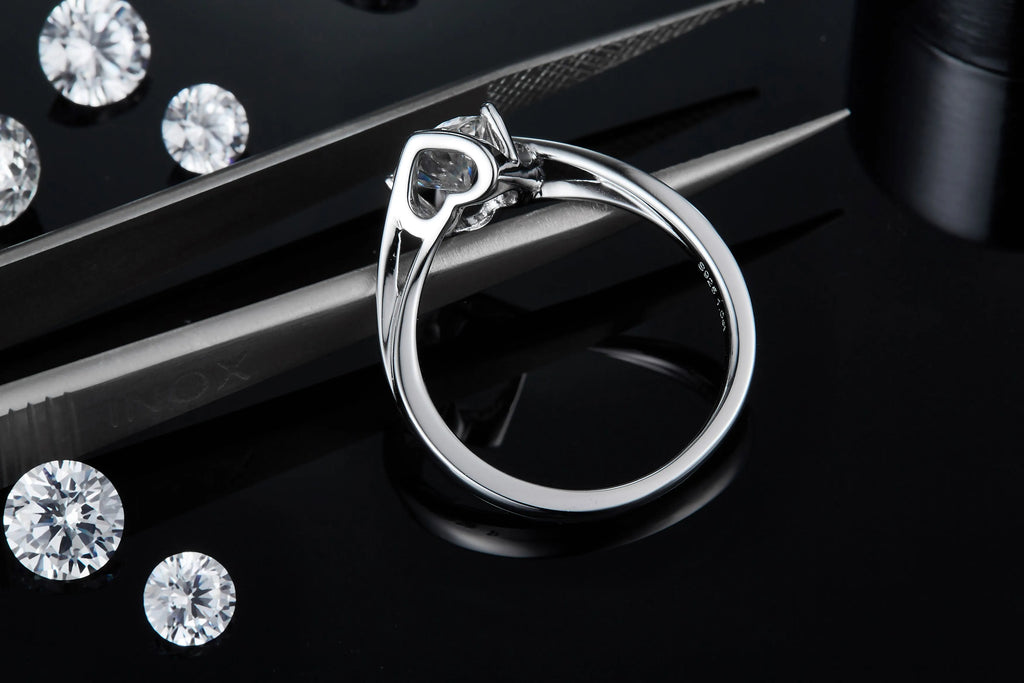 1 carat moissanite solitaire ring in S925 silver with platinum plating, sizes 5 to 9, GRA certificate and gift box