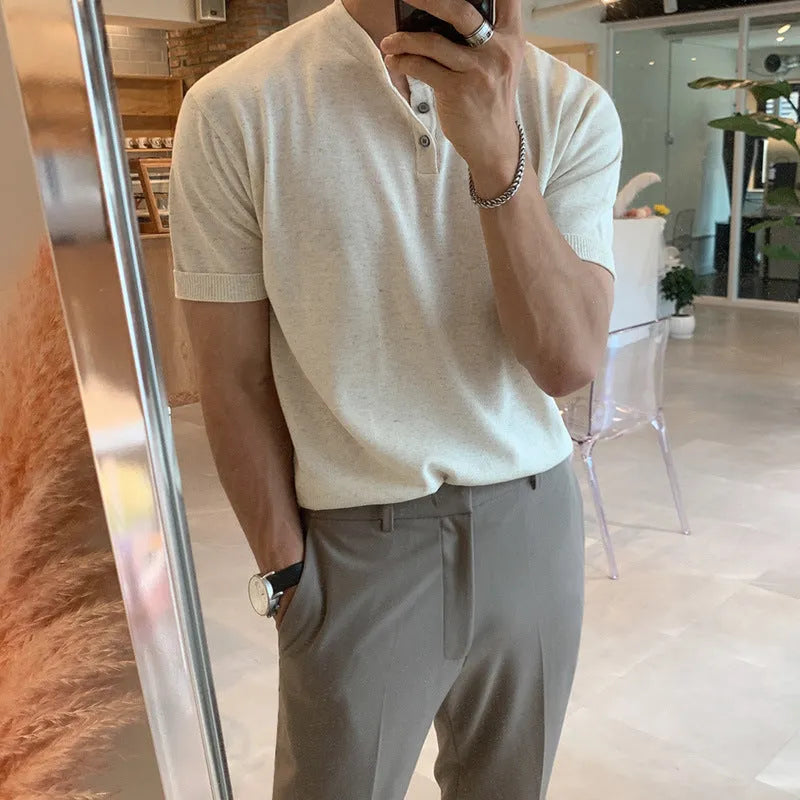 Man wearing a black slim-fit short-sleeved knitted ice silk bottoming shirt.