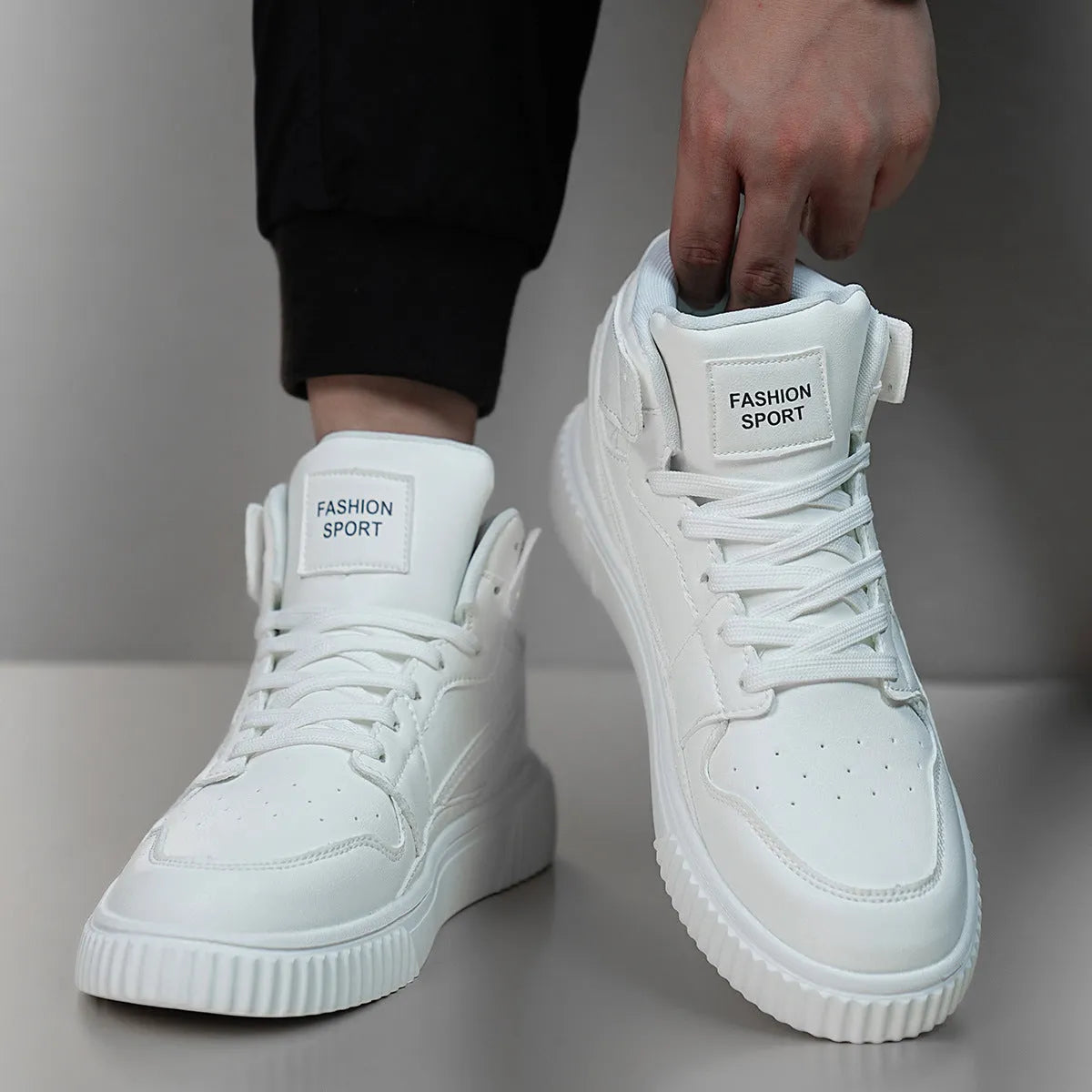 White men's casual round-toe shoes made of microfiber for autumn and winter.