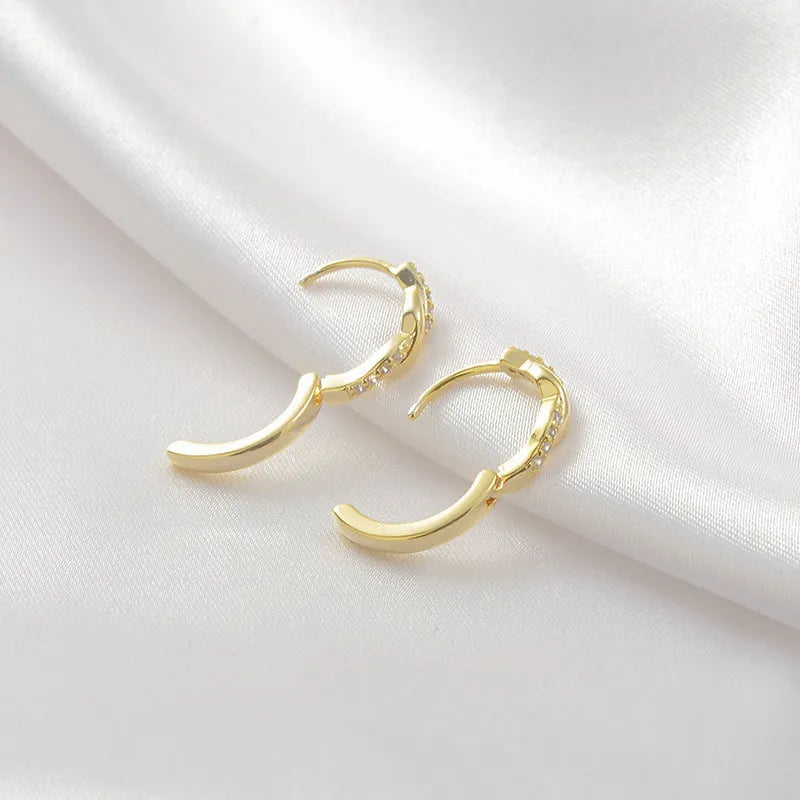 Geometric-shaped women's earrings made of woven hemp rope on a copper base with gold or silver tone finish
