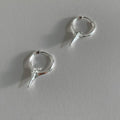 Platinum-coloured star-shaped ear clips with geometric design and clip-on fitting