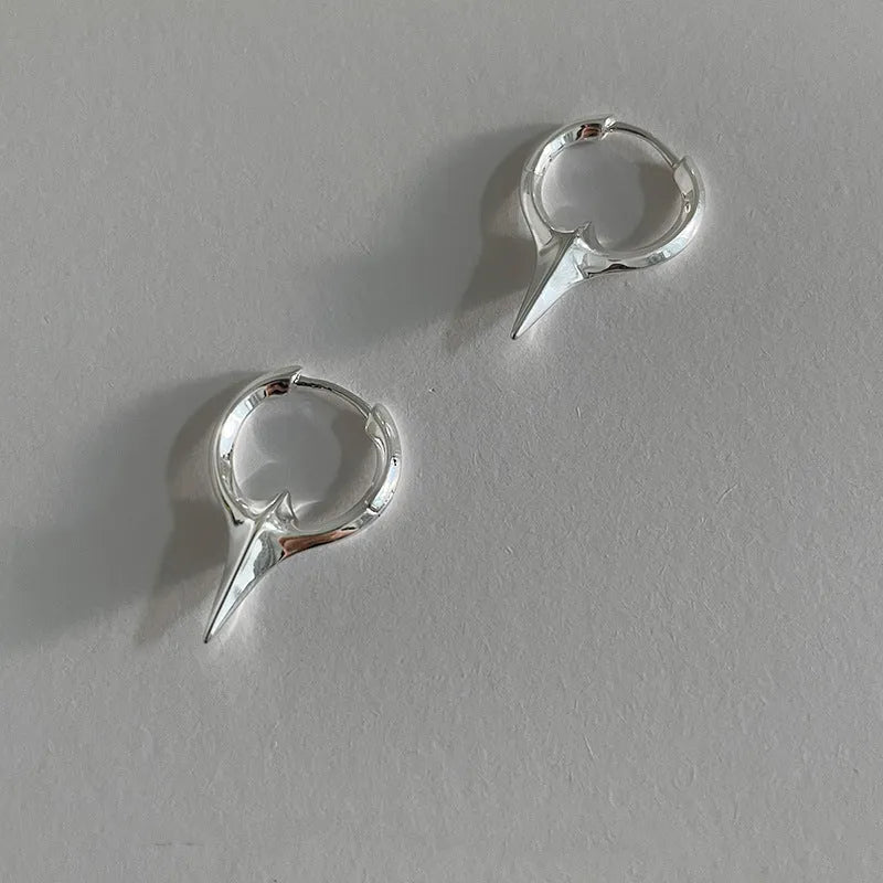 Platinum-coloured star-shaped ear clips with geometric design and clip-on fitting