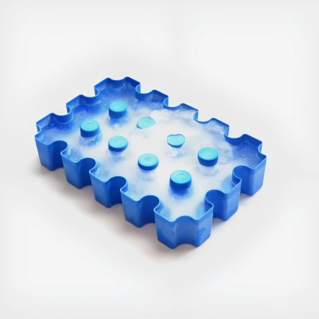 Blue plastic outdoor ice maker tray for camping and barbecues, dimensions 34x22x6 cm