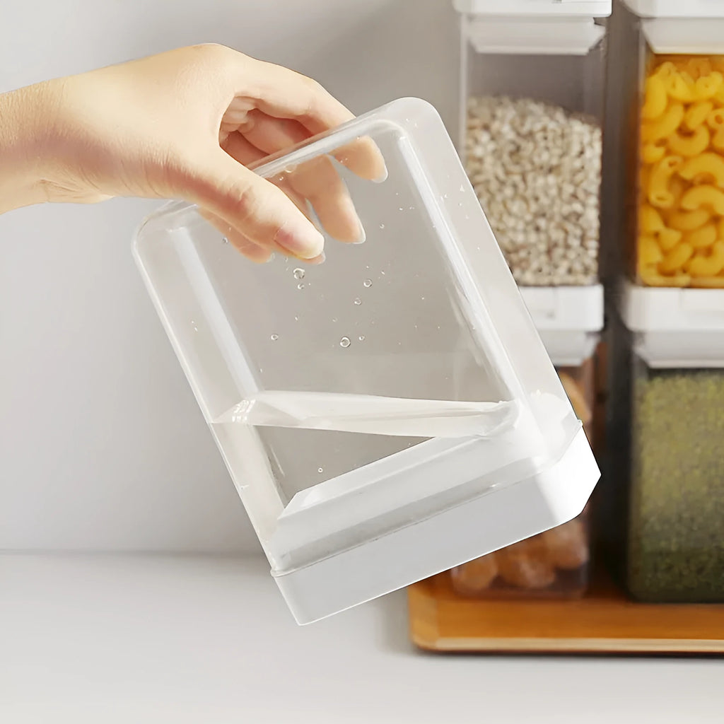 White clear plastic food storage container with 400 ml capacity for grains.