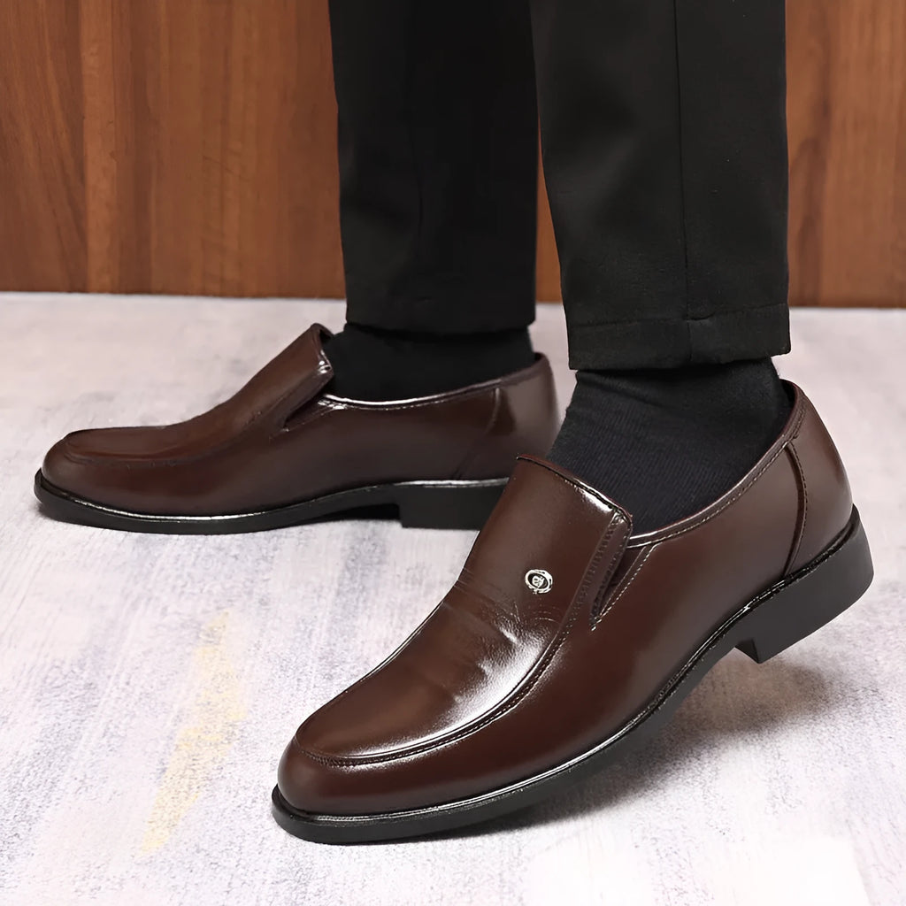 Men's black plus size casual shoes with PU upper, rubber sole, and sewing thread detailing
