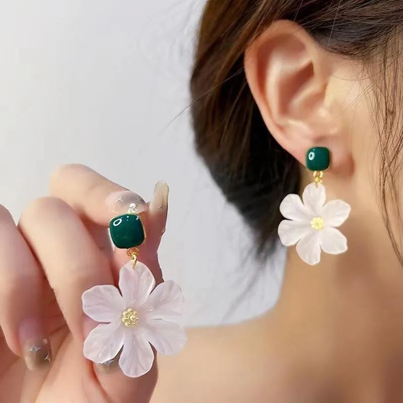 Dark green sterling silver needle flowers sweet earrings with detailed floral design