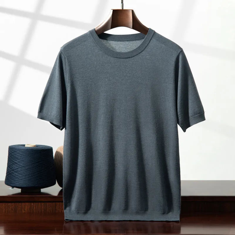 Men's loose fit knitted short sleeve T-shirt in thin fabric showing round neck design