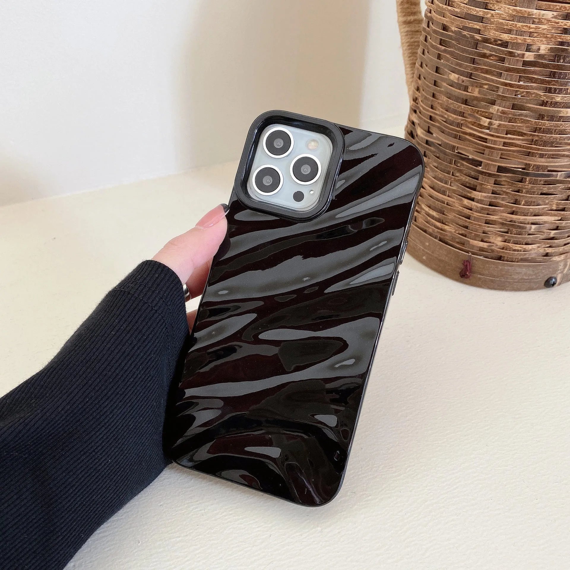 Anti-fall soft solid colour wave pleated TPU phone case for Apple iPhone