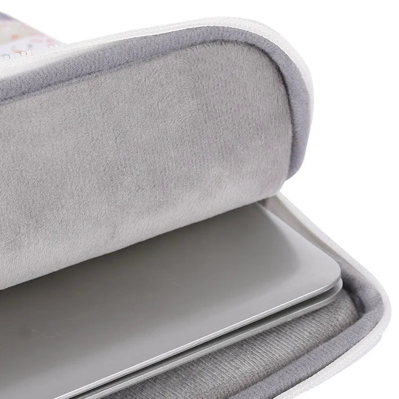 White PU leather waterproof inner sleeve bag for 14 inch laptop.