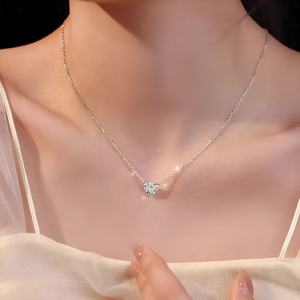 Women's simple silver-coloured heart necklace on a delicate chain.