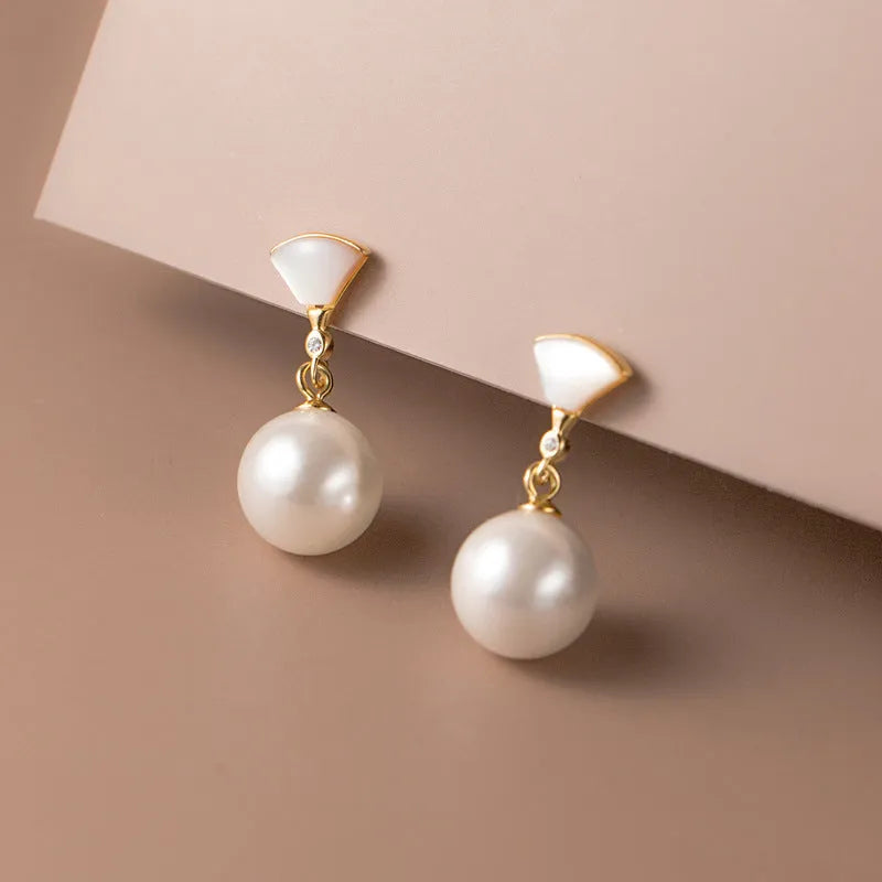 Gold fan-shaped shell pearl earrings in 925 silver with geometric ancient style design for women.