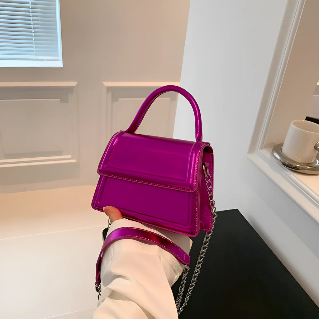 Retro shoulder bag in horizontal square shape with crossbody strap and sewing line detail