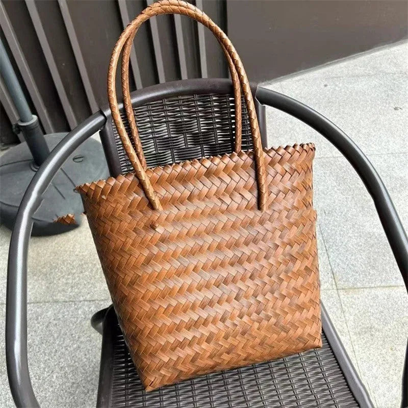 PVC straw shoulder bag in beige, square vertical shape, double connector strap, 22x12x22cm size