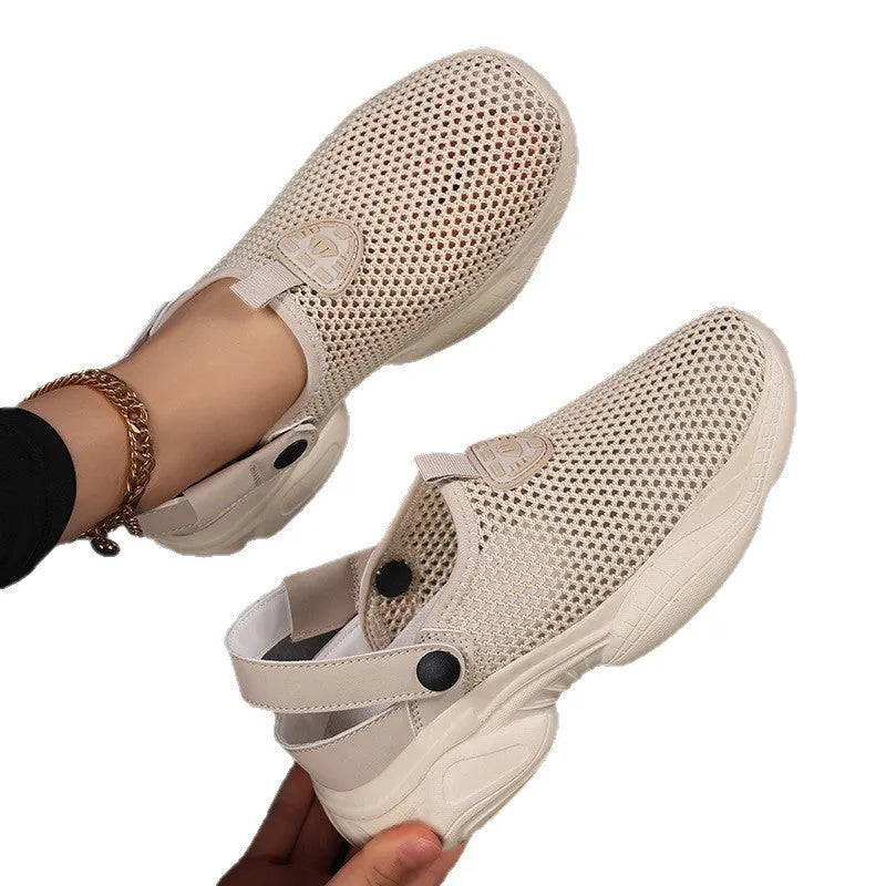 Women's casual sports sandals in beige with Flyknit upper and round toe design.
