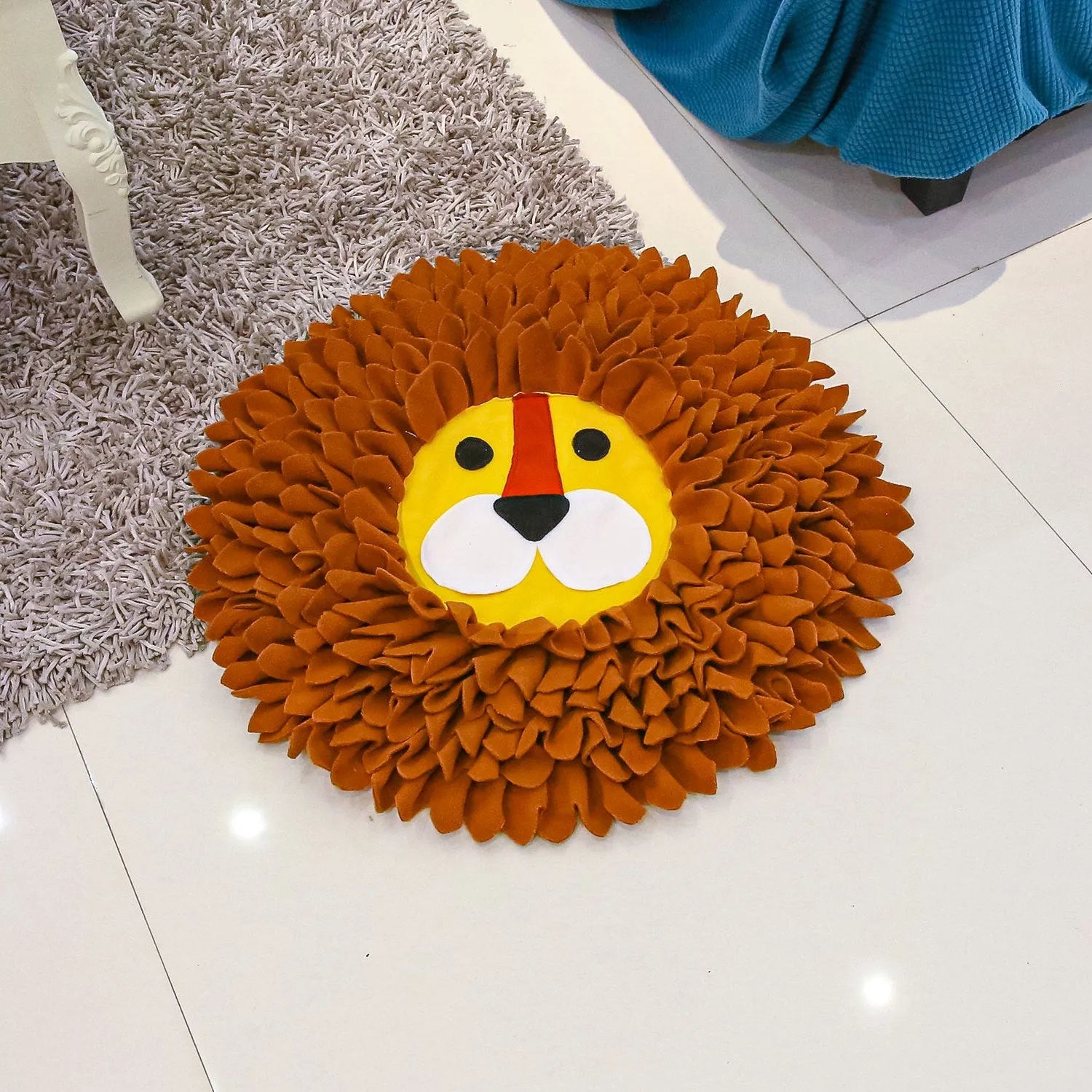 Brown lion-shaped plush sniffing pad blanket for dogs and cats with treat-hiding pockets.