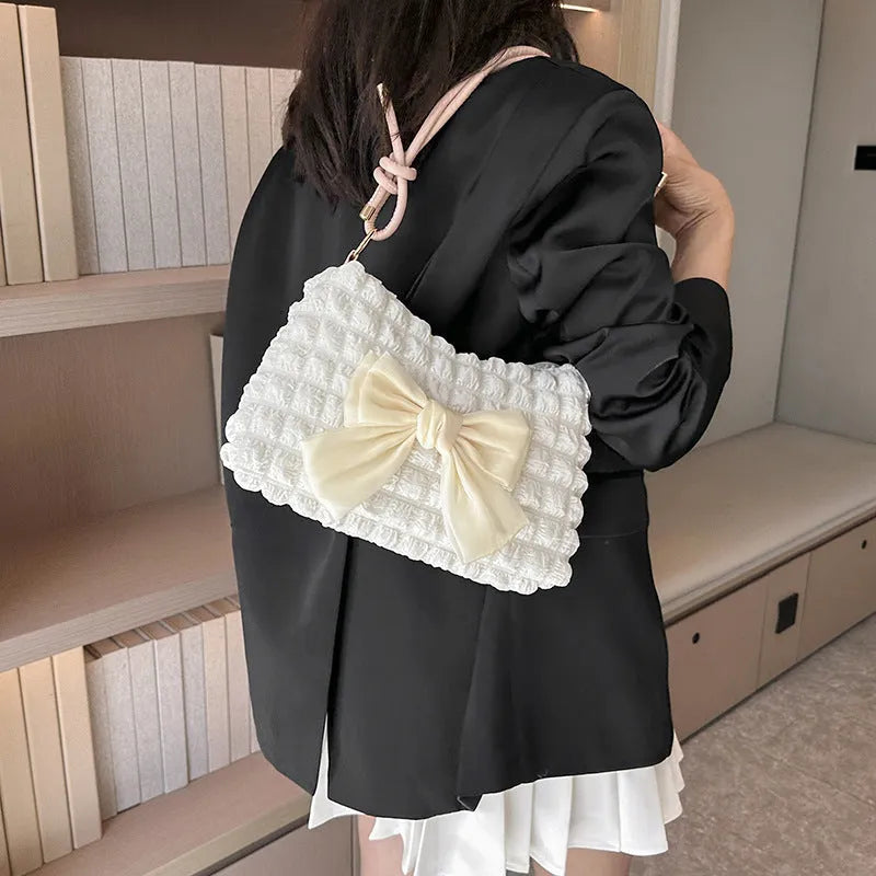 Women's horizontal square canvas handbag with sandwich pockets and single shoulder strap in street-trend style