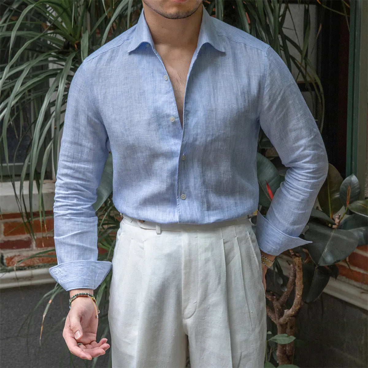 Men's slim fit shirt in 100% linen with semi-open collar in blue