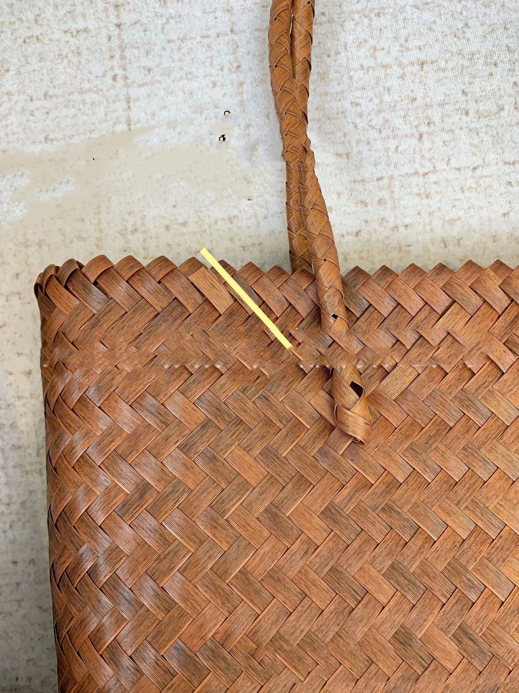 PVC straw shoulder bag in beige, square vertical shape, double connector strap, 22x12x22cm size