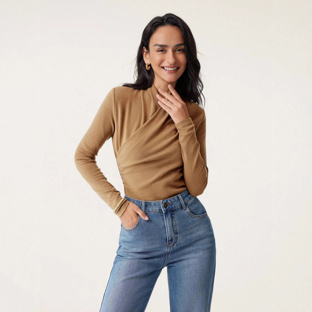Camel-coloured women's slim-fit pullover sweater with long sleeves